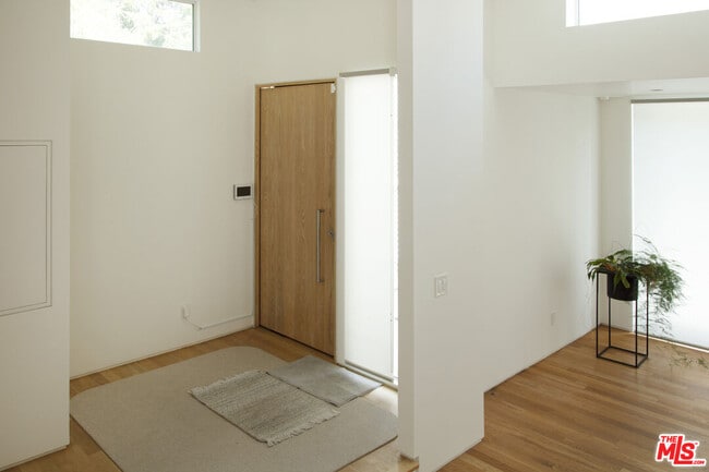 Building Photo - 444 W Avenue 37