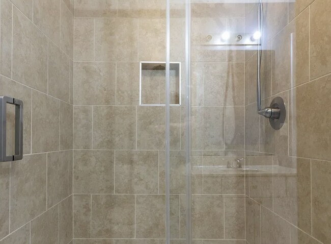Building Photo - Renovated End-Unit Townhome with Spacious Primary Suite