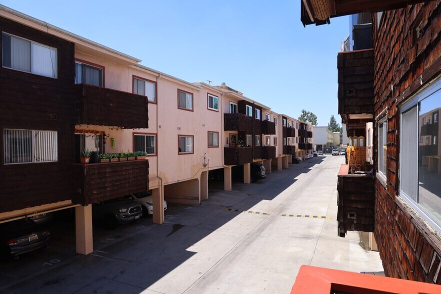 Building Photo - 5403 Newcastle Ave