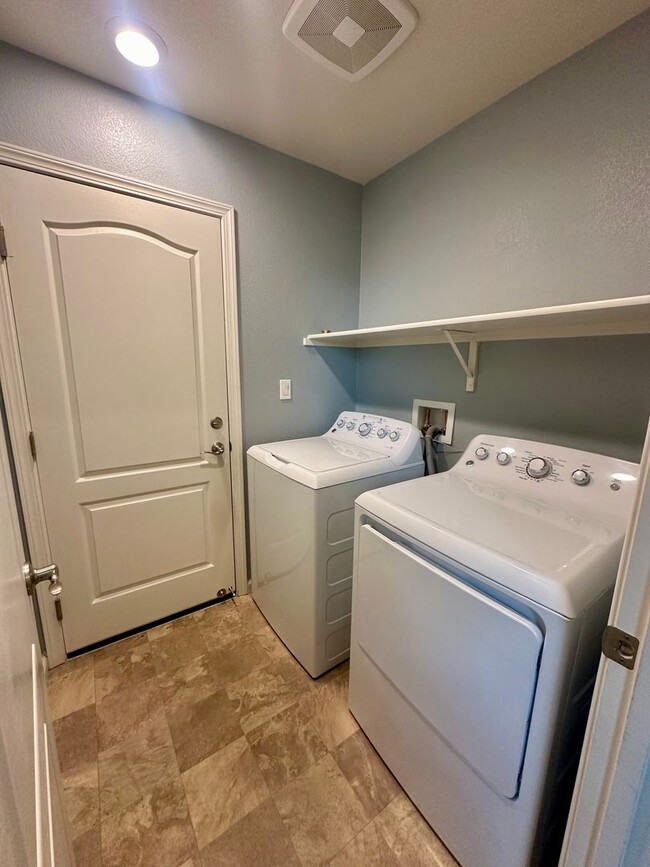 Building Photo - Lovley Blue 3 Bedroom Condo!