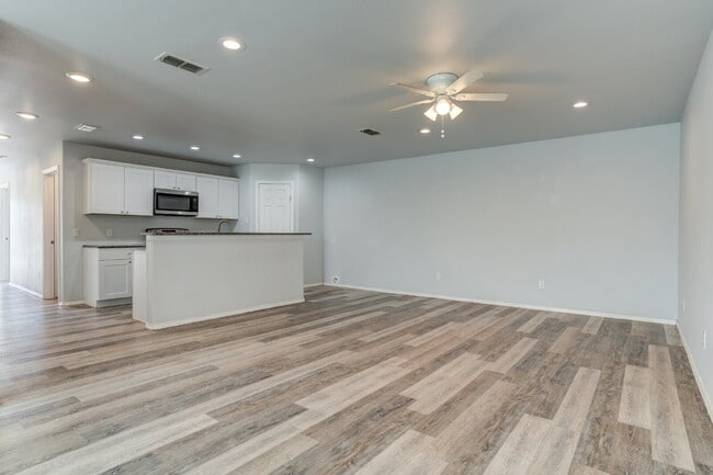 Building Photo - 3/2 in Lincoln 16!