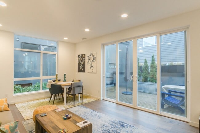 Building Photo - 3Bd/3Ba Seattle Townhouse
