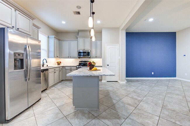Building Photo - 12130 La Strada St