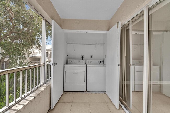 Building Photo - 2850 N Oakland Forest Dr