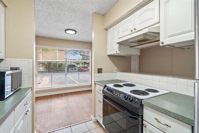 Building Photo - 500 E Riverside Dr