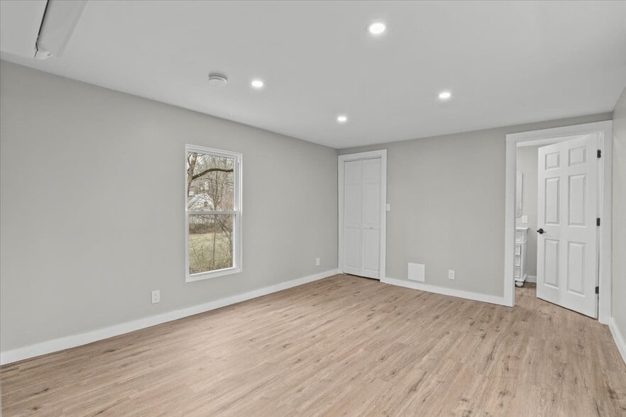 Building Photo - 8 Teatown Ct