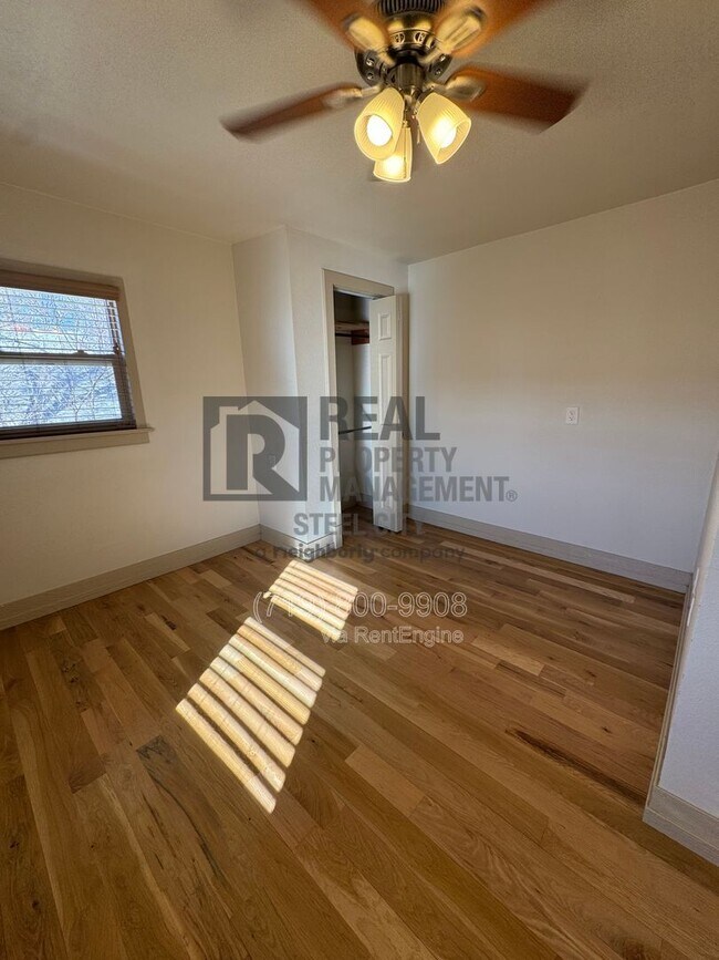 Building Photo - 902 W 11th St