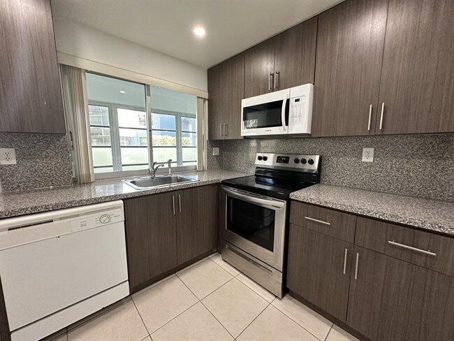 Building Photo - 9401 Lime Bay Blvd