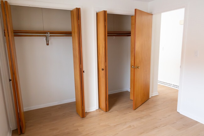 Building Photo - 1000 Larchwood Rd