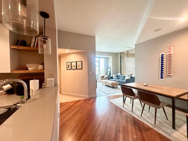 Building Photo - Luxury Corner 1BR/1BA Condo with Deck in t...
