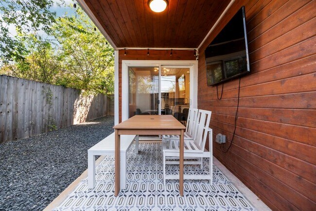 Building Photo - 1148 Webberville Rd