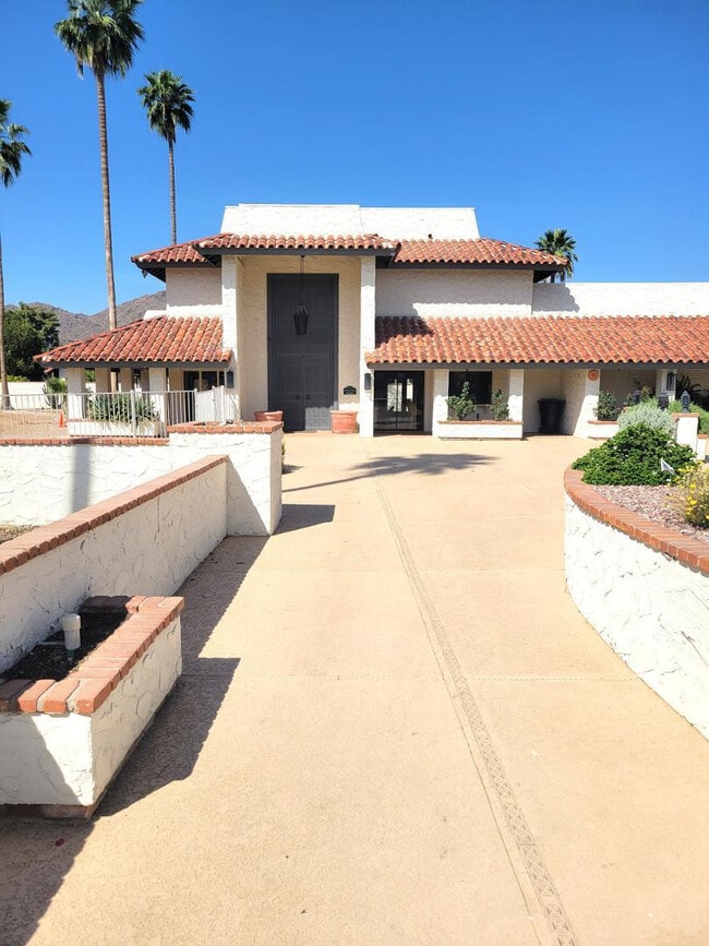 Building Photo - 5770 N Scottsdale Rd