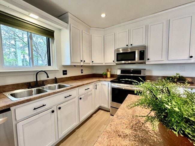 Building Photo - READY 06-11-26!! Fantastic Condo By The Beach! Fenced Patio - All Appliances - Community Pool!