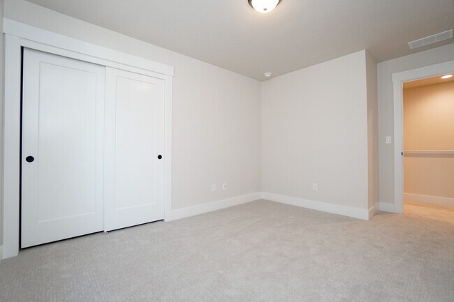 Building Photo - 150 N Edgewood Ln