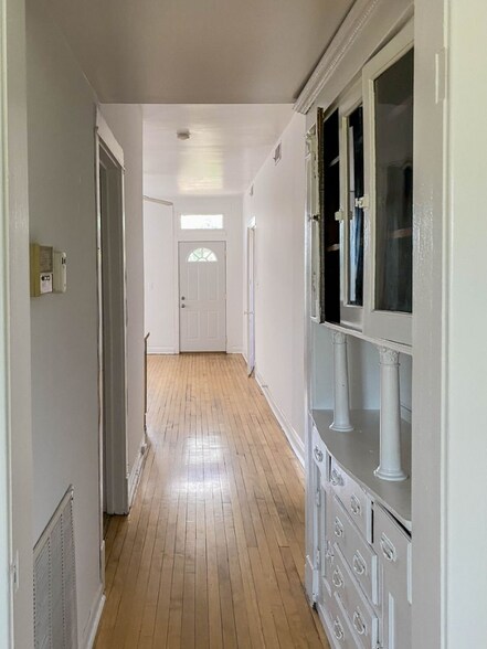 Building Photo - 2326 N Southport Ave