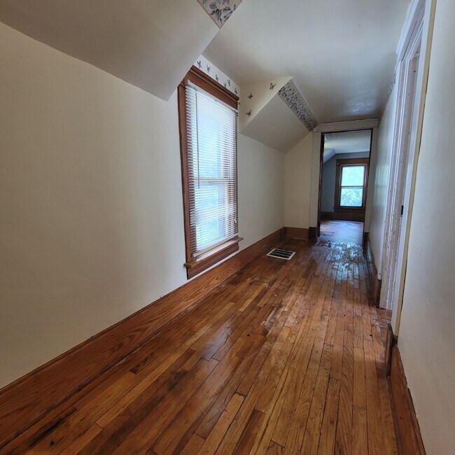 Building Photo - 618 E 7th St