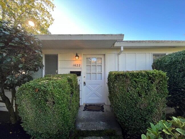 Building Photo - Lovely 2 Bed + 1 Bath Unit in Forest Grove...