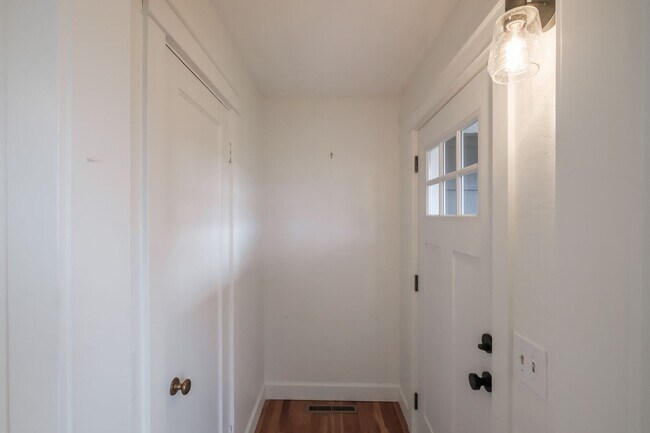 Building Photo - Charming 3-Bed 2 Bath Home with Spectacula...