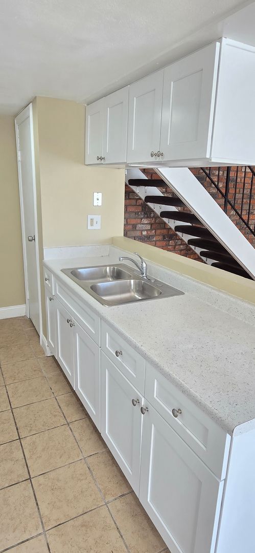 Building Photo - Stunning 2 Bed Condo in Highland | 1 Bath ...