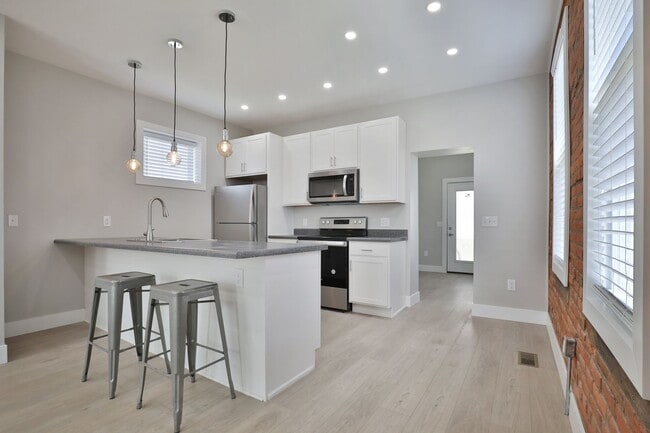 Building Photo - EAST FRANKLINTON ARTIST DISTRICT!  SUNNY N...