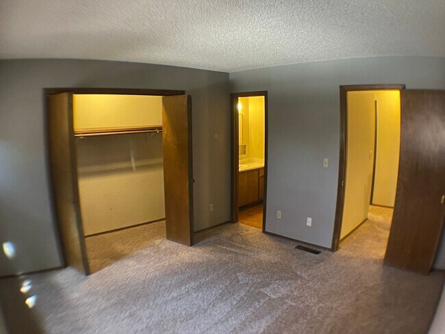 Building Photo - Super End unit Townhouse!!