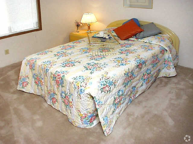 Bedroom - Lindendale Apts