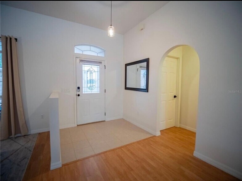 Building Photo - 720 NW Zack Dr