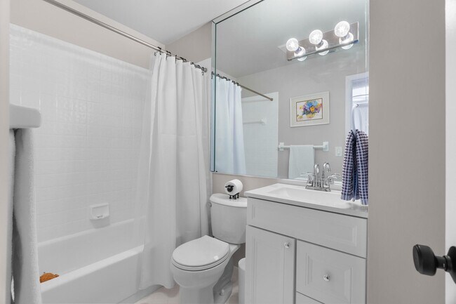 Building Photo - 1321 Bayview Dr