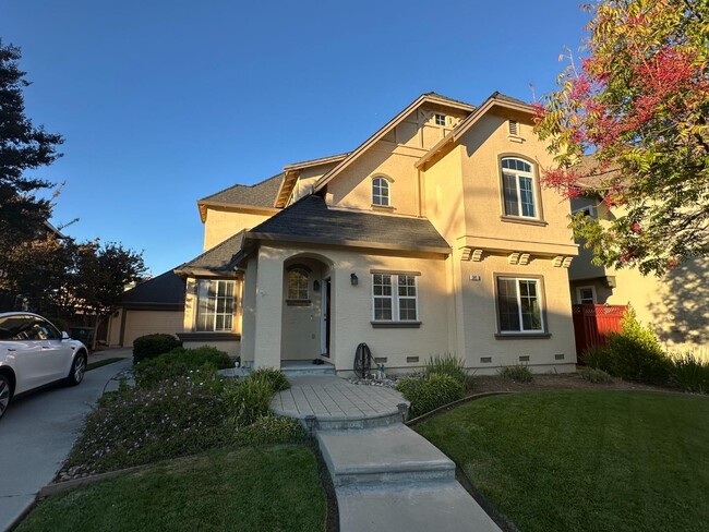 Building Photo - 841 Lawrence Dr