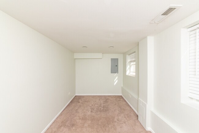 Building Photo - 712 N Willard Ct