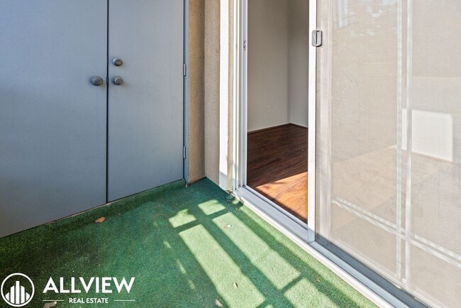 Building Photo - Rare 2 Bed 2.5 Bath Available Now!!