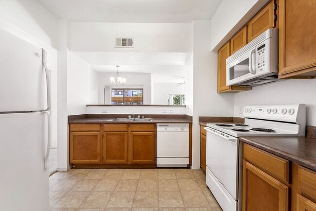 Building Photo - Cute 2 Bedroom Condo!