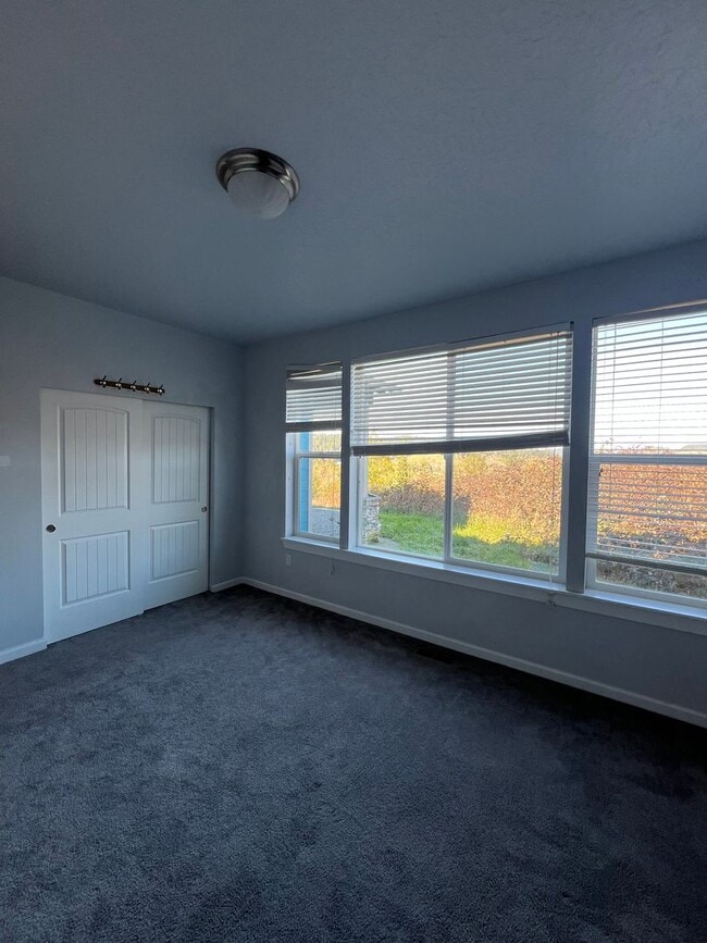 Building Photo - Beautiful Hilltop Country Home with Stunning Views