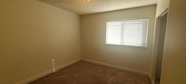 Building Photo - 3 Bedroom 2 Bathroom Home in Elk Grove