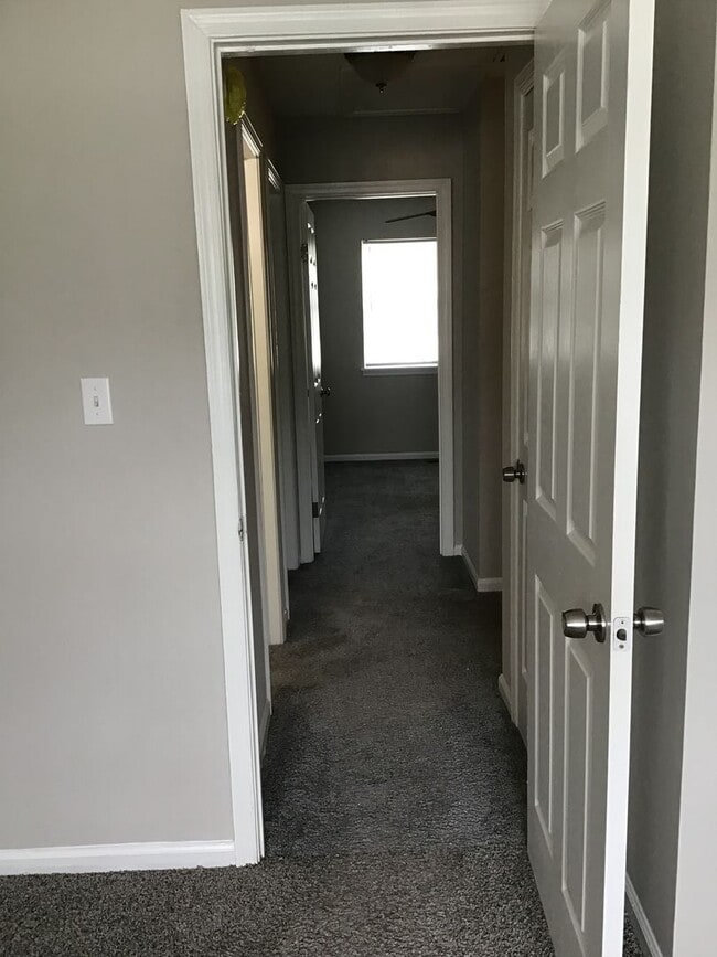 Building Photo - 3 Bed 1.5 Bath Townhome