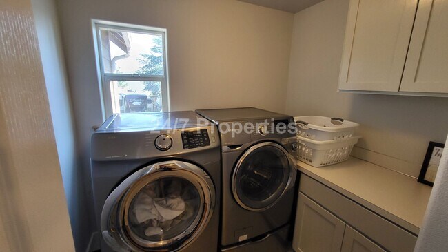 Building Photo - Stylish and Modern 3 BD | 2.5 BA Home - Mo...