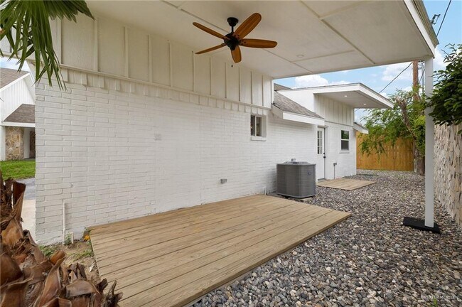 Building Photo - 12304 Lakeview Dr
