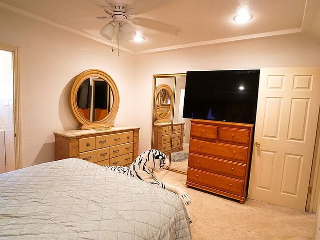 Building Photo - 3-Bedroom with 2 Baths and Spacious 2002 Sq Ft in Los Angeles!