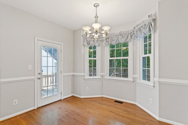 Building Photo - 5BR/3BA with Fresh Paint and New Carpet in...