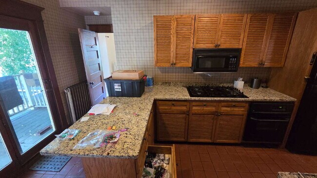 Building Photo - 3 bed - 1 bath One block from Grand Ave in St. Paul