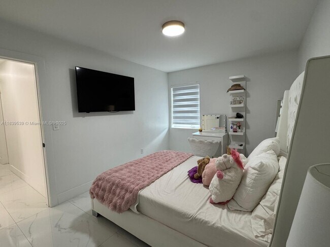 Building Photo - 9720 Bel Aire Dr