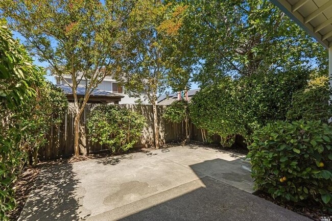 Building Photo - 7 Meridian Cir