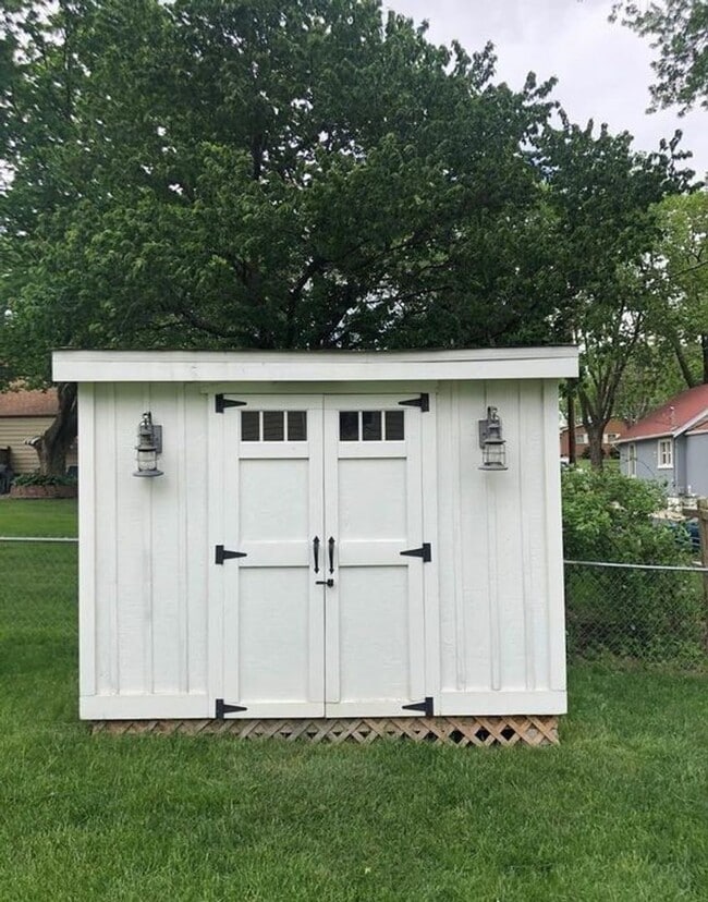 Building Photo - Stunning 3 Bedroom / 2.5 Bathroom | S. 48t...