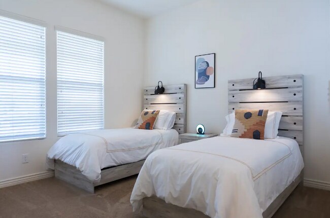 Building Photo - 18519 W Paradise Ln