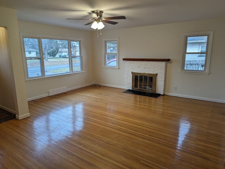 Building Photo - 486 Brookview Dr