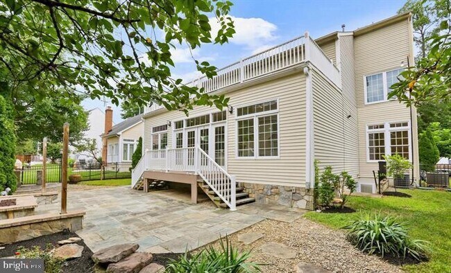 Building Photo - 2054 Madrillon Rd