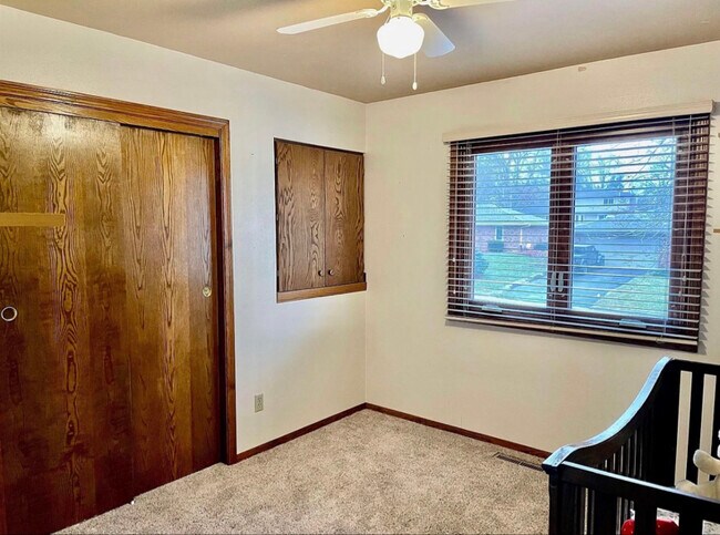 Building Photo - 5910 Thatcher Dr