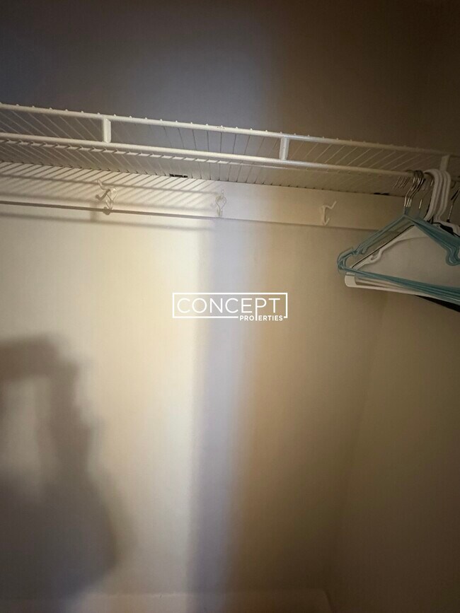 Building Photo - 220 Banks St