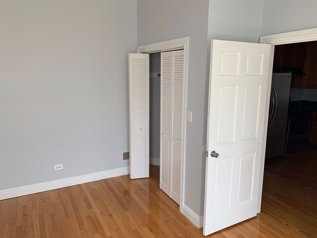 Building Photo - Large 2bed/1bath in Hot Bronzeville. ONE M...