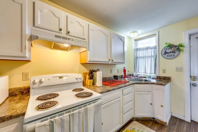 Building Photo - 504 Center St